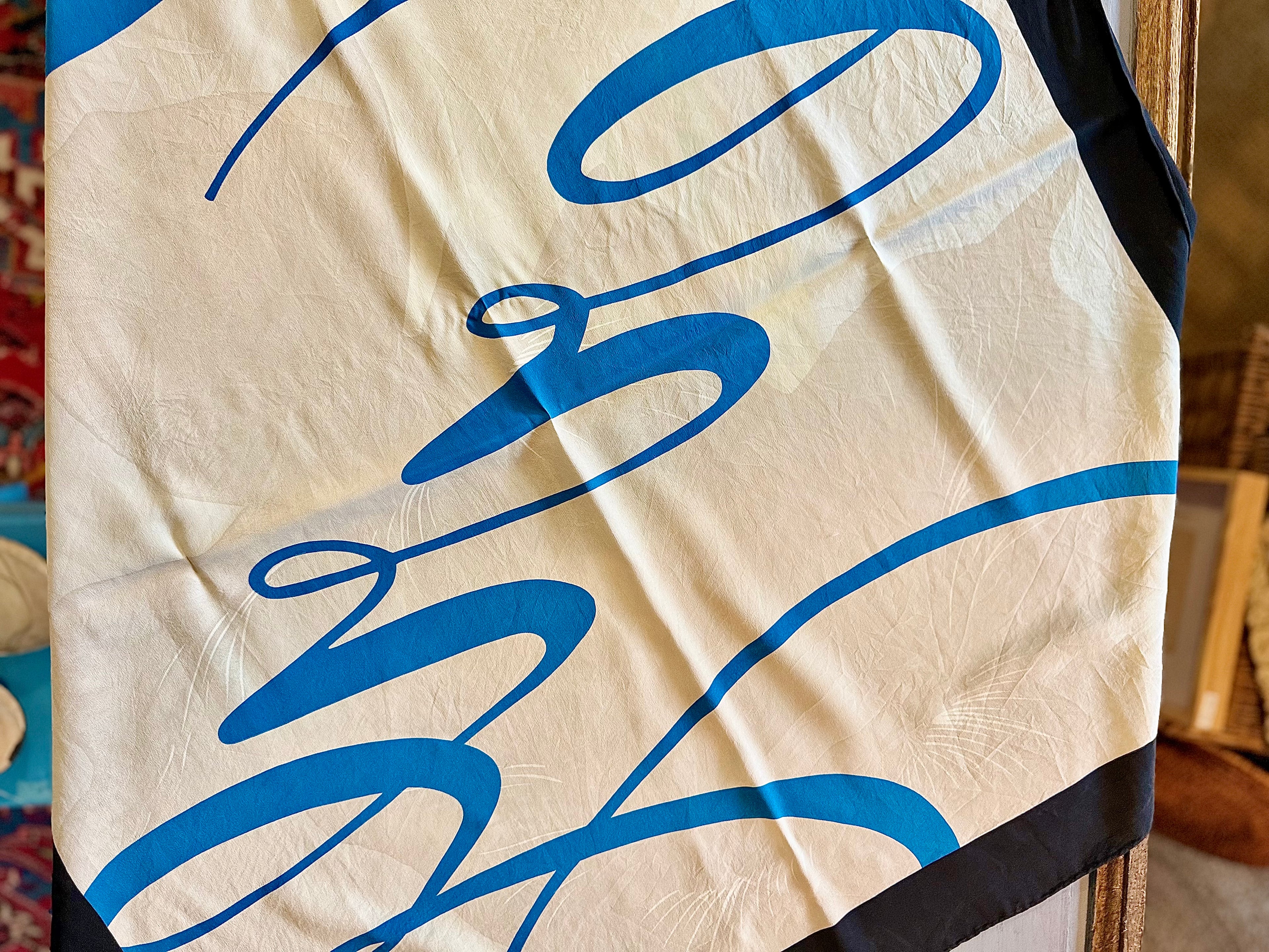Foulard en soie vintage de Gianfranco Ferre - Le boudoir luxe de Solenn