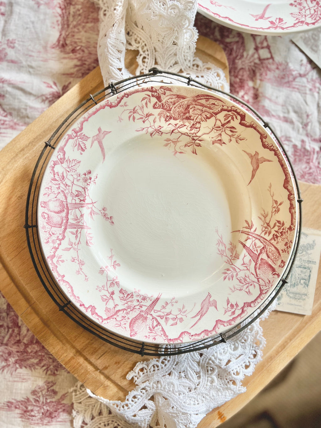 Plat rond « Rambouillet » de Luneville, terre de fer - Le boudoir luxe de Solenn