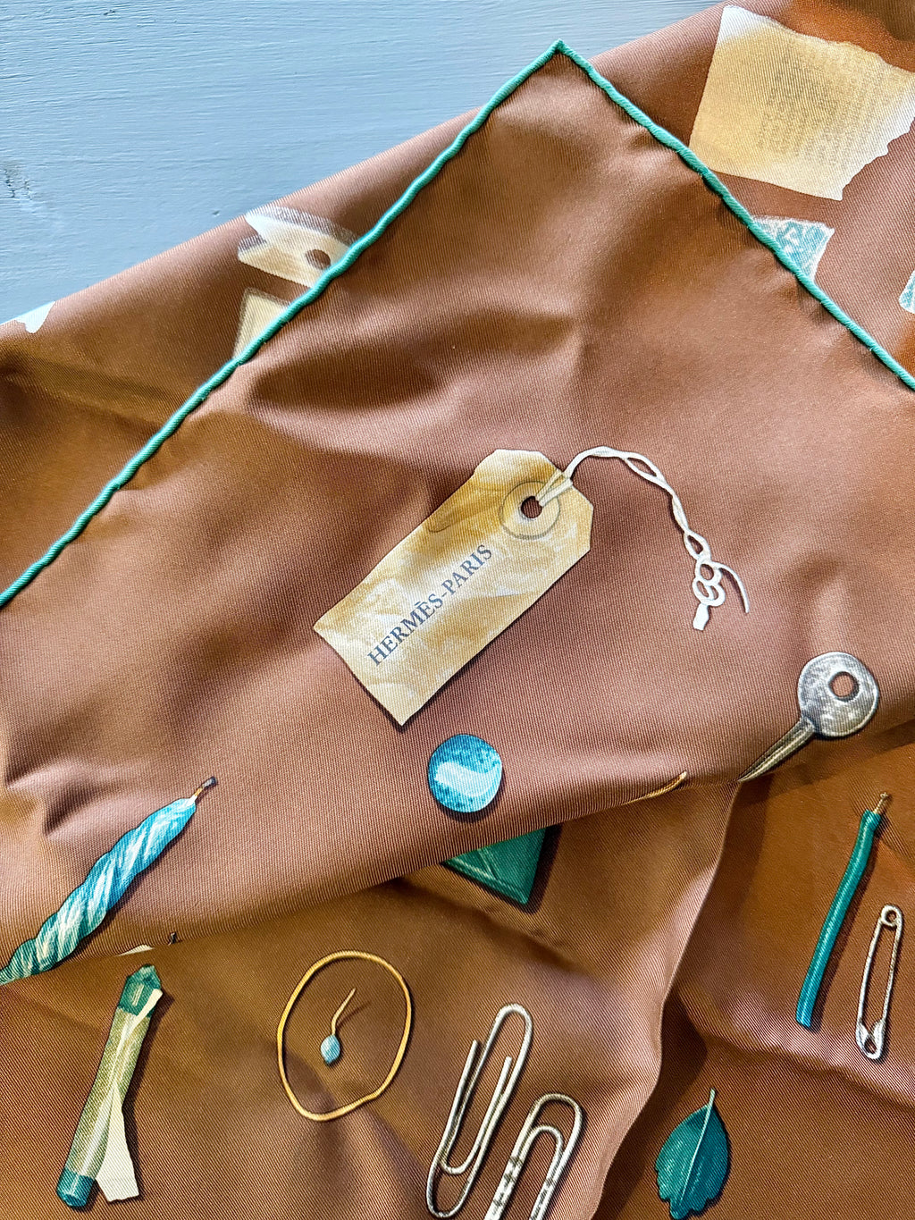 Foulard Hermès « In the Pocket » en soie - Le boudoir luxe de Solenn
