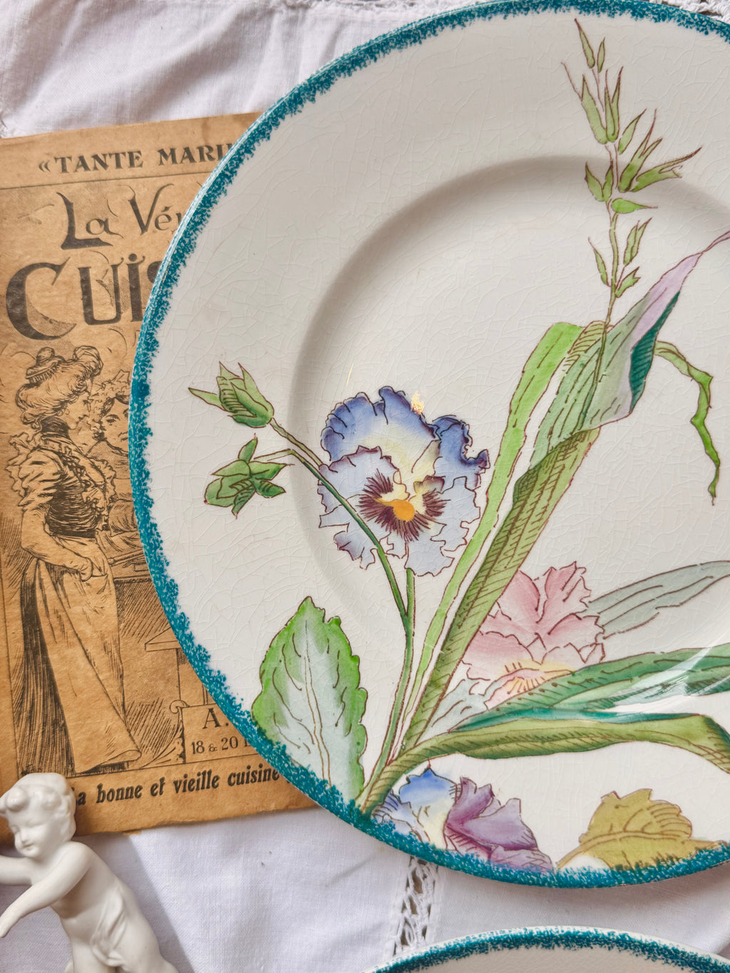 Assiette Sarreguemines pensées « Bouquets » 1880-1890.