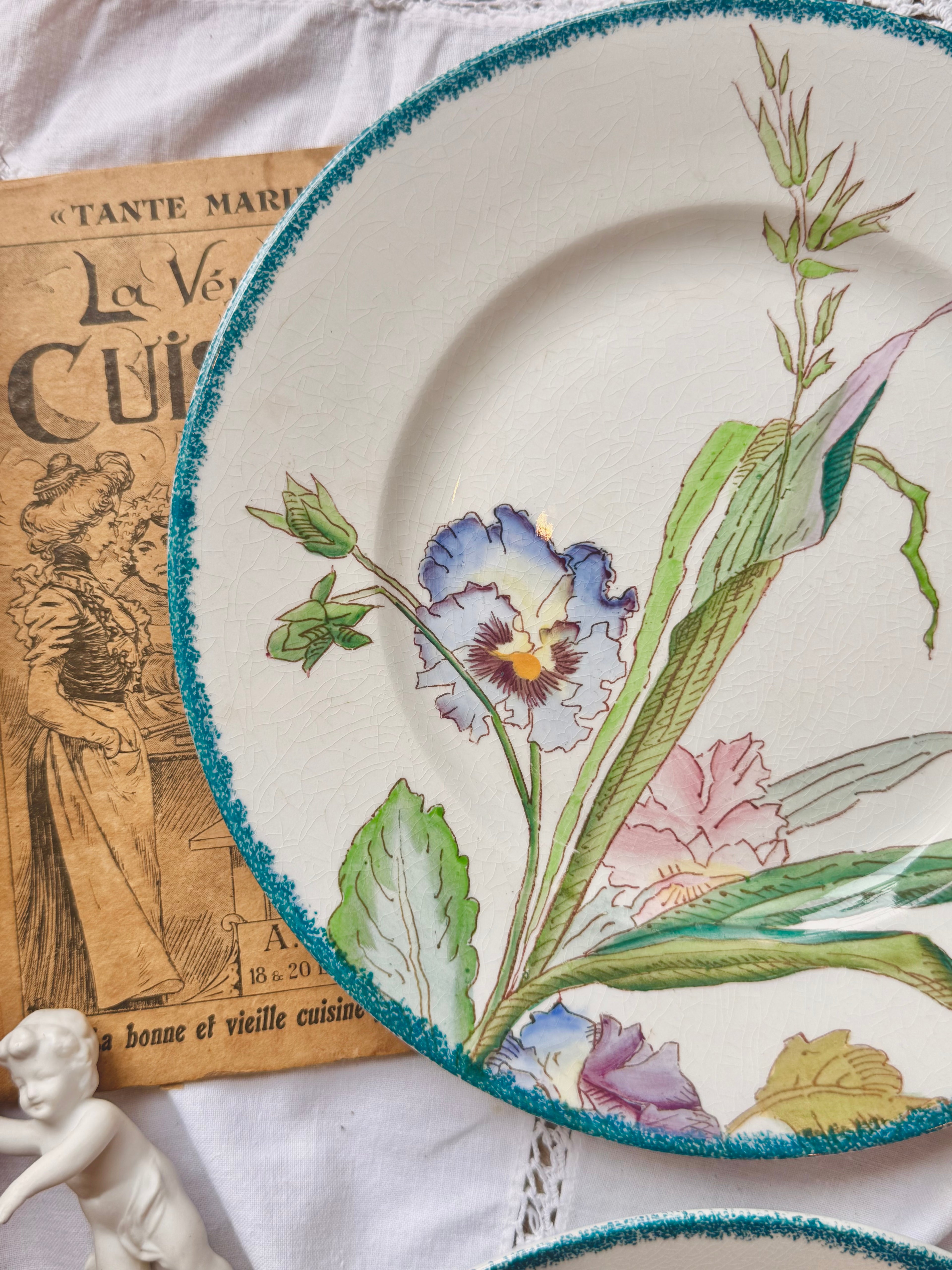 Assiette Sarreguemines pensées « Bouquets » 1880-1890.