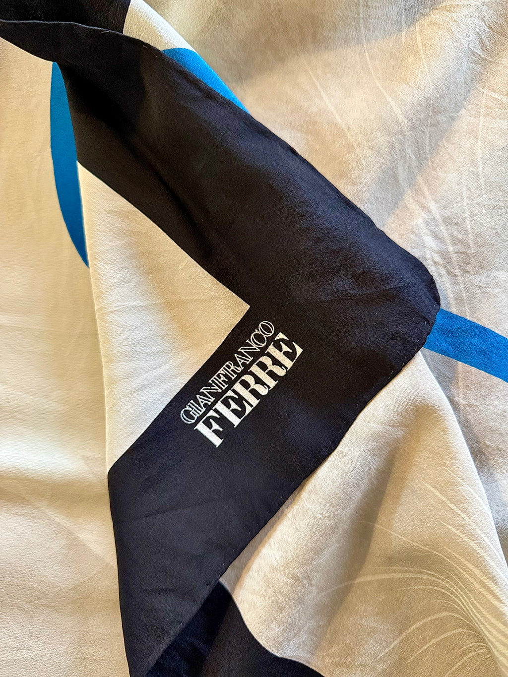 Foulard en soie vintage de Gianfranco Ferre - Le boudoir luxe de Solenn