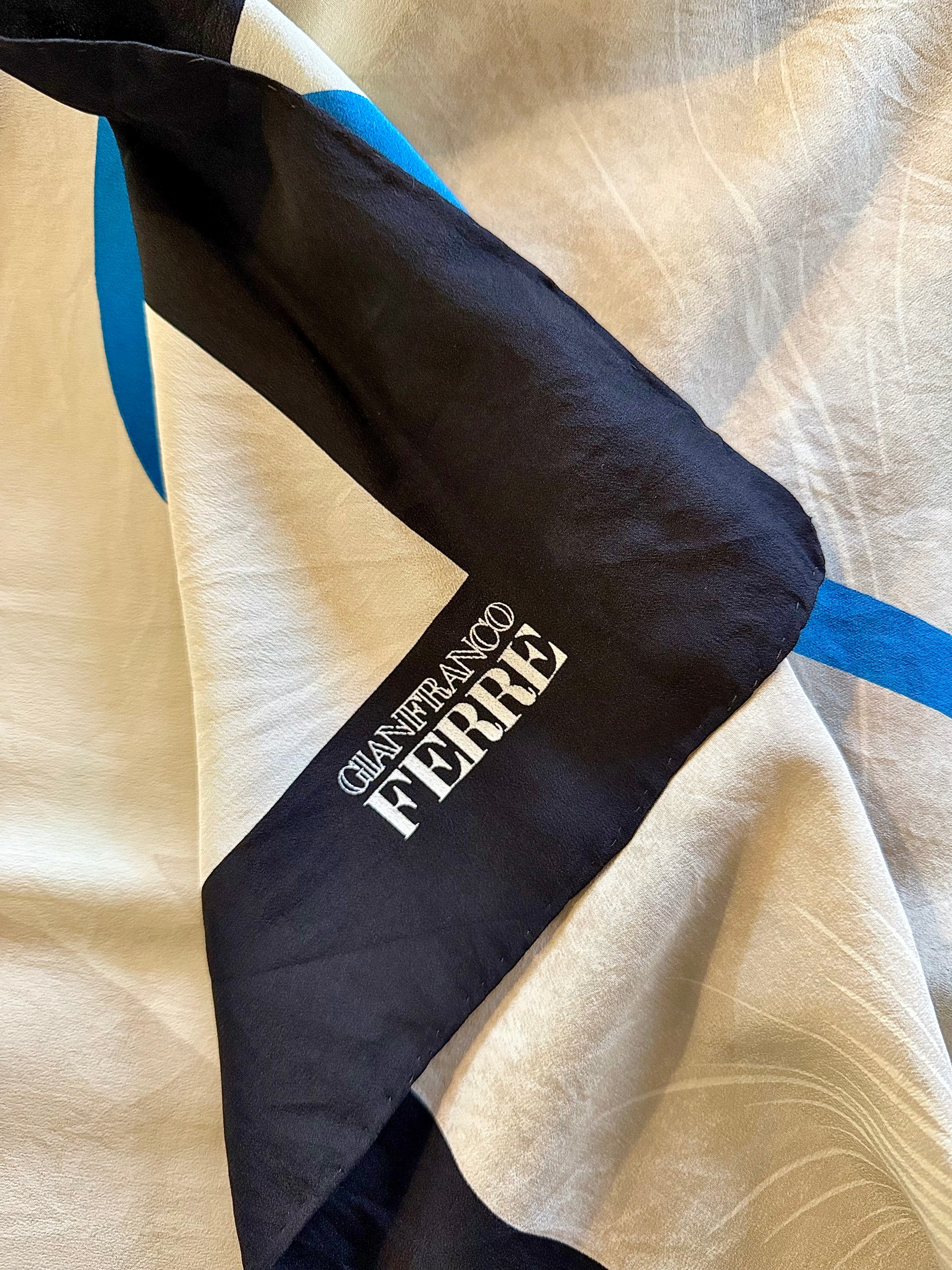Foulard en soie vintage de Gianfranco Ferre - Le boudoir luxe de Solenn