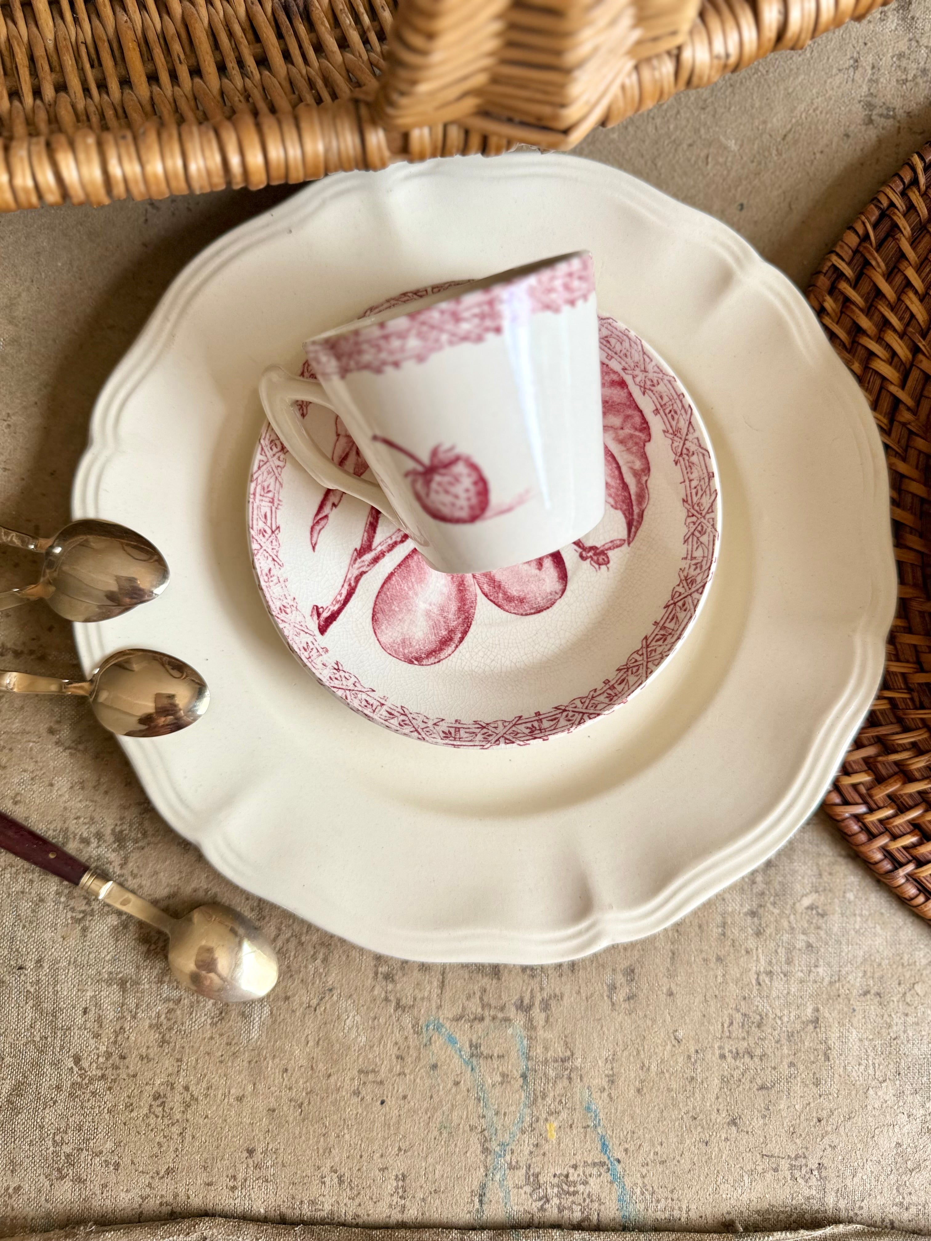 Tasse et sous-tasse, terre de fer rose, Choisy Le Roi