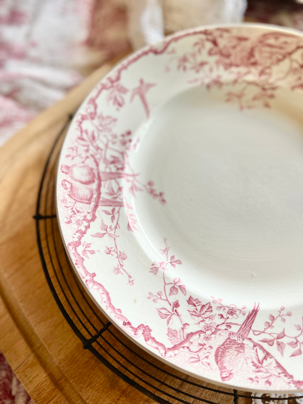 Plat rond « Rambouillet » de Luneville, terre de fer - Le boudoir luxe de Solenn