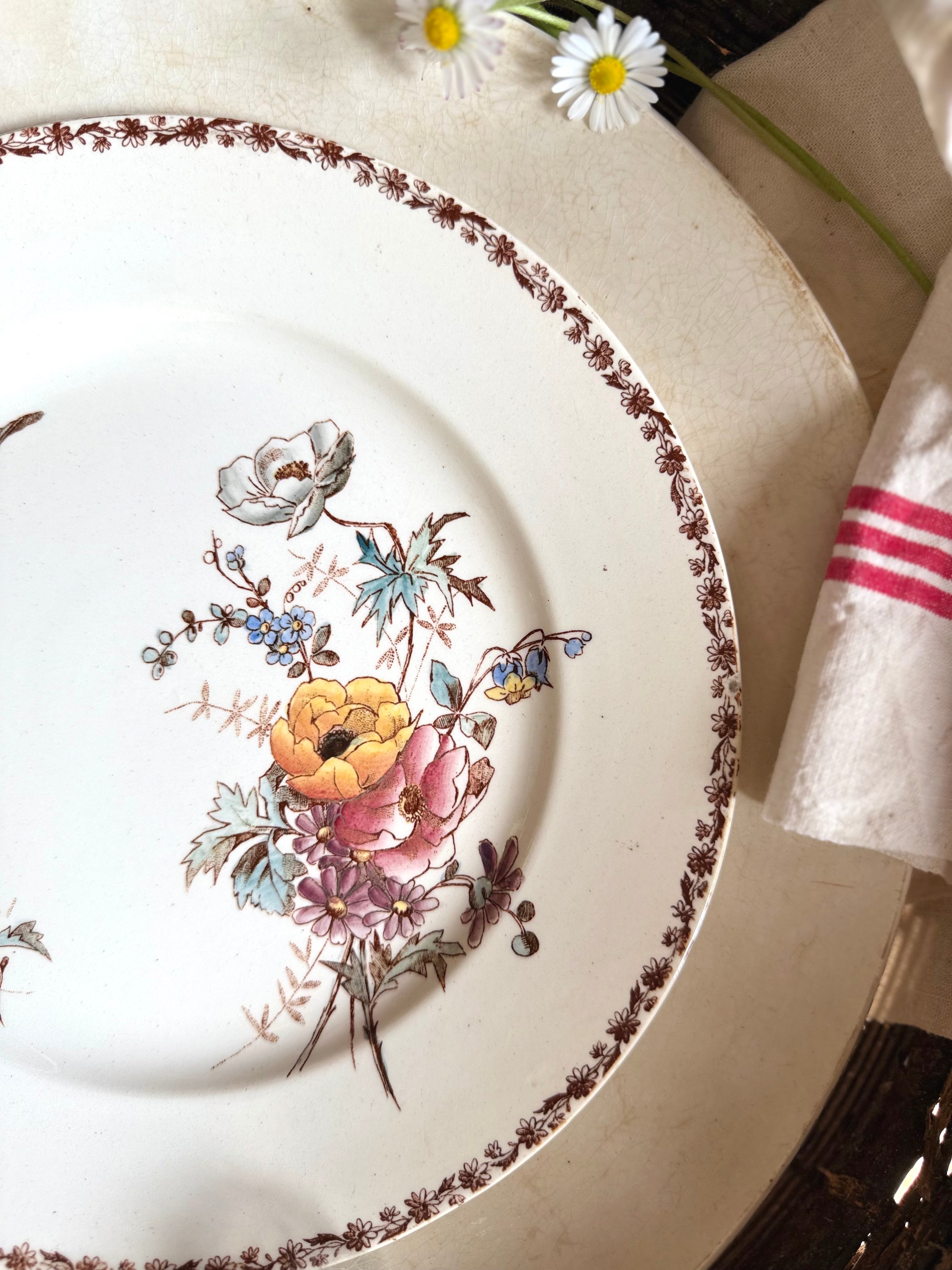 Assiette plate (N7) de Choisy Le Roi, polychrome en terre de fer