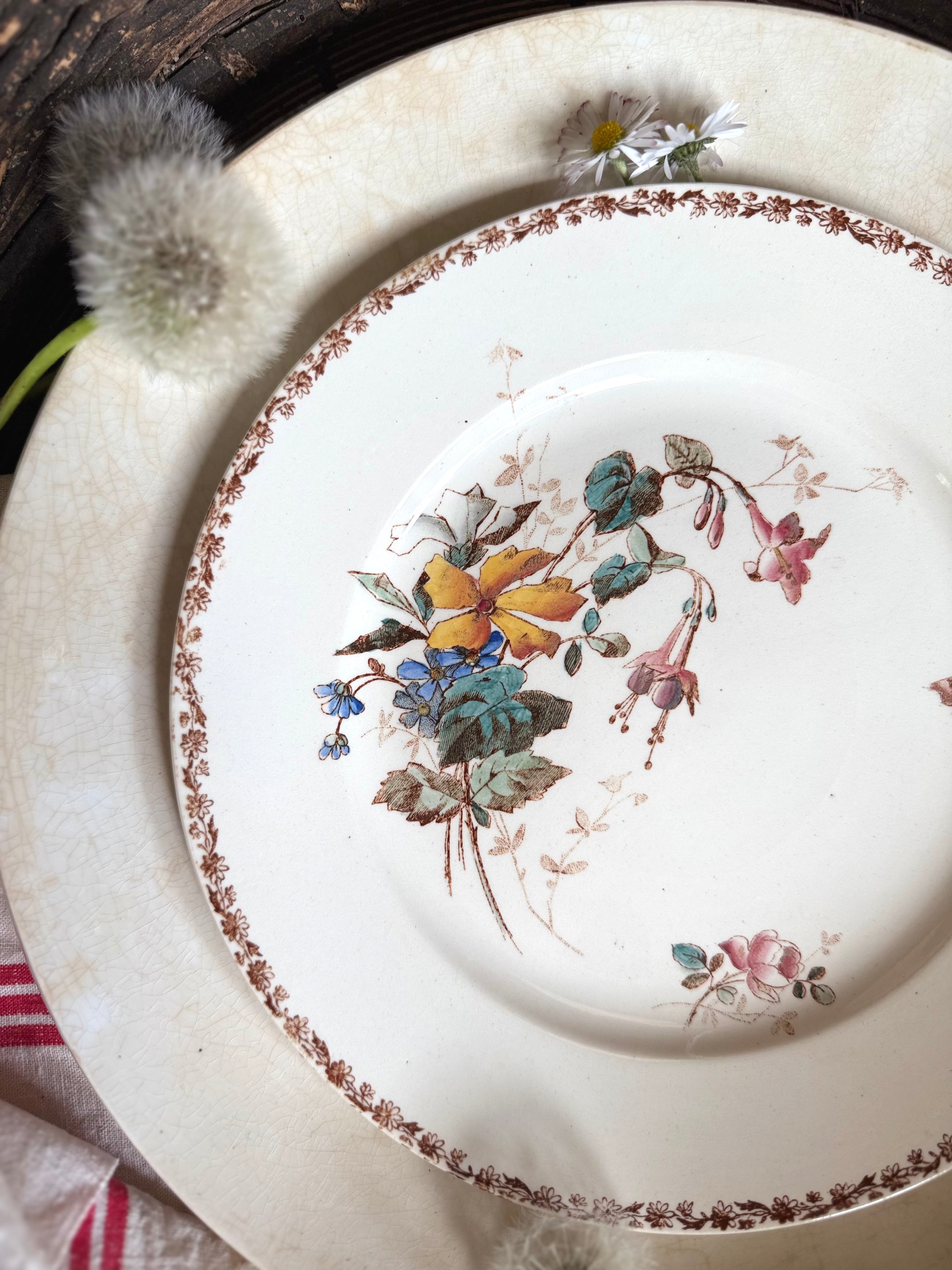 Assiette plate (N3) de Choisy Le Roi, polychrome en terre de fer