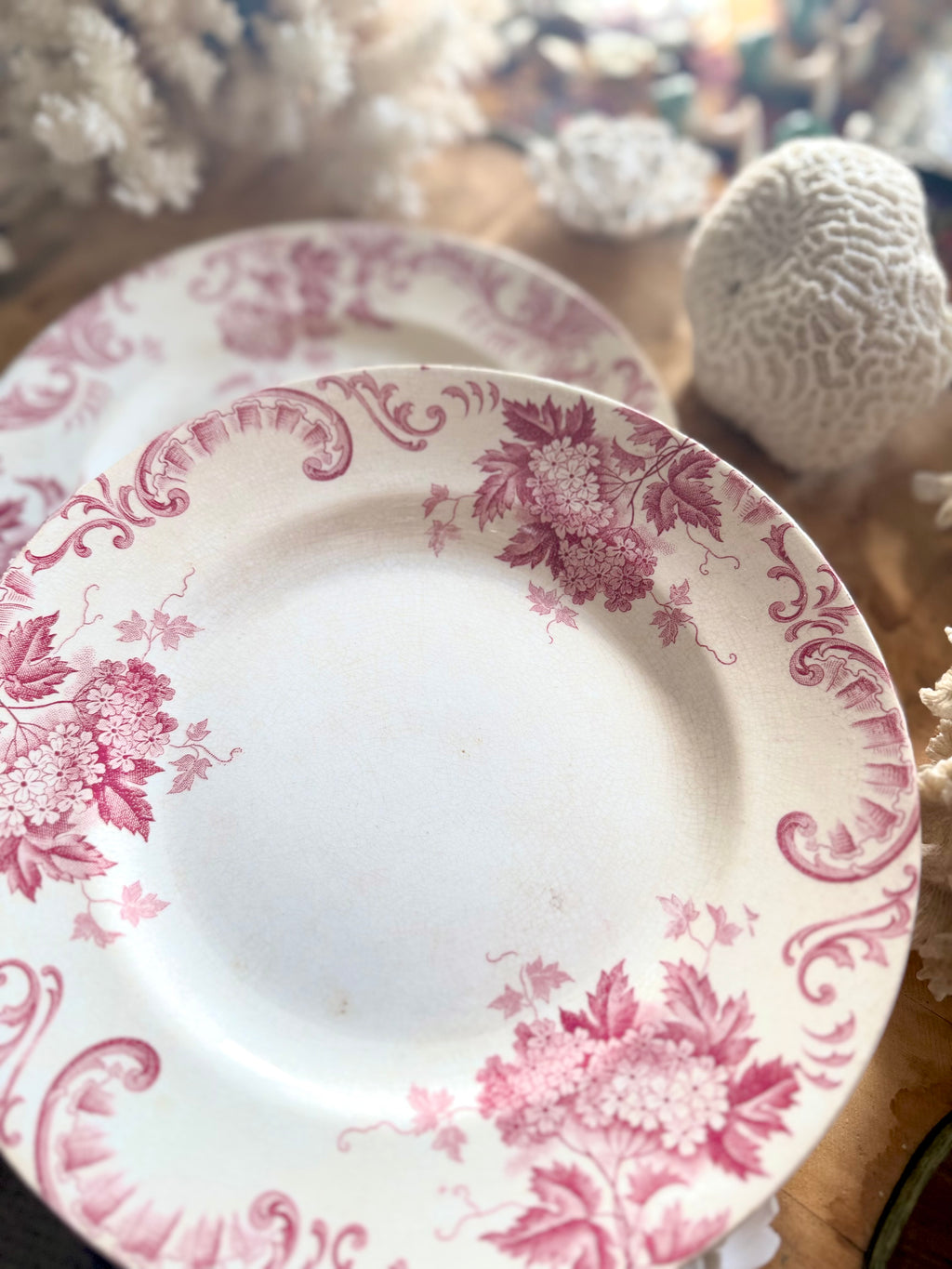 Petites assiettes terre de fer « boule de neige » de Saint Amand - Le boudoir luxe de Solenn