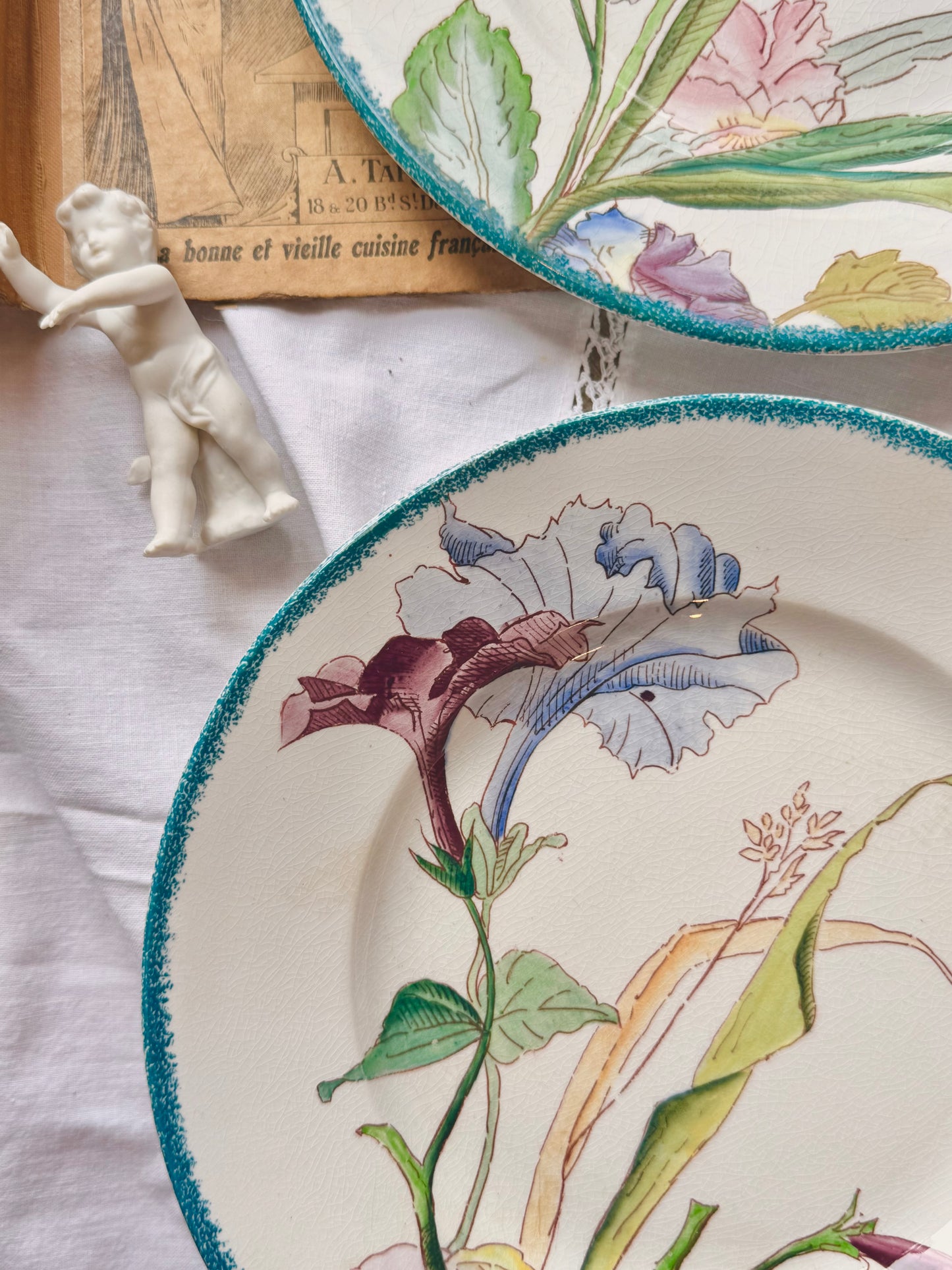 Assiette Sarreguemines trompettes  « Bouquets » 1880-1890.