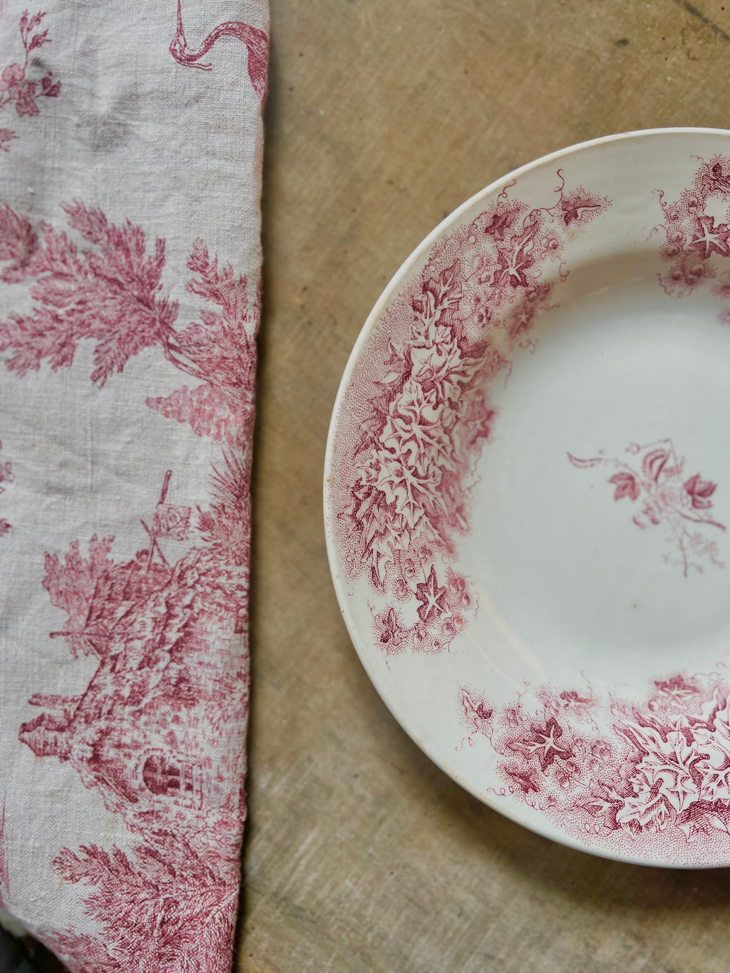 Plat creux en faïence de Grigny, terre de fer - Le boudoir luxe de Solenn