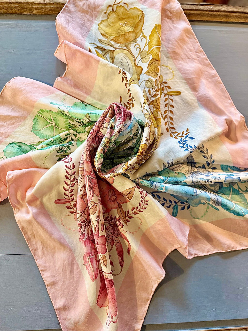 Foulard Gucci en soie, années 80. - Le boudoir luxe de Solenn