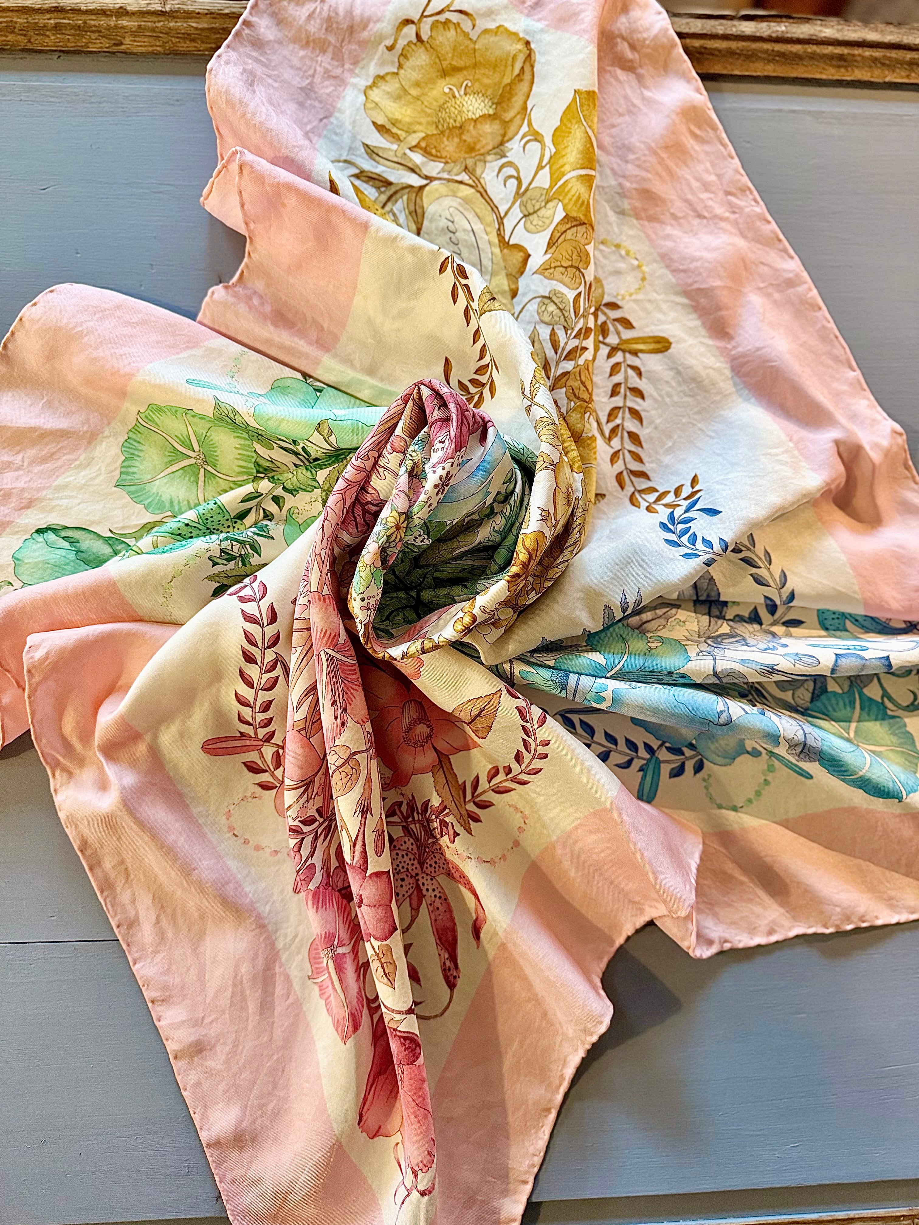 Foulard Gucci en soie, années 80. - Le boudoir luxe de Solenn