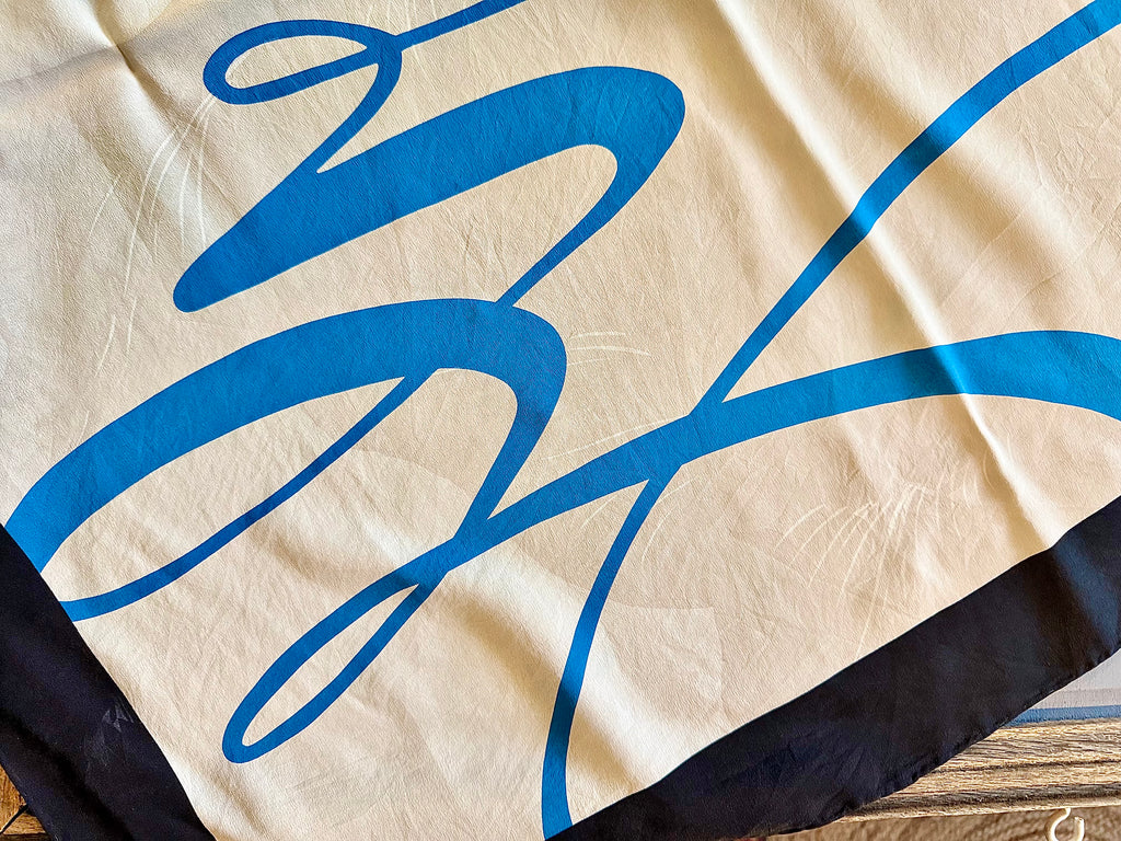 Foulard en soie vintage de Gianfranco Ferre - Le boudoir luxe de Solenn