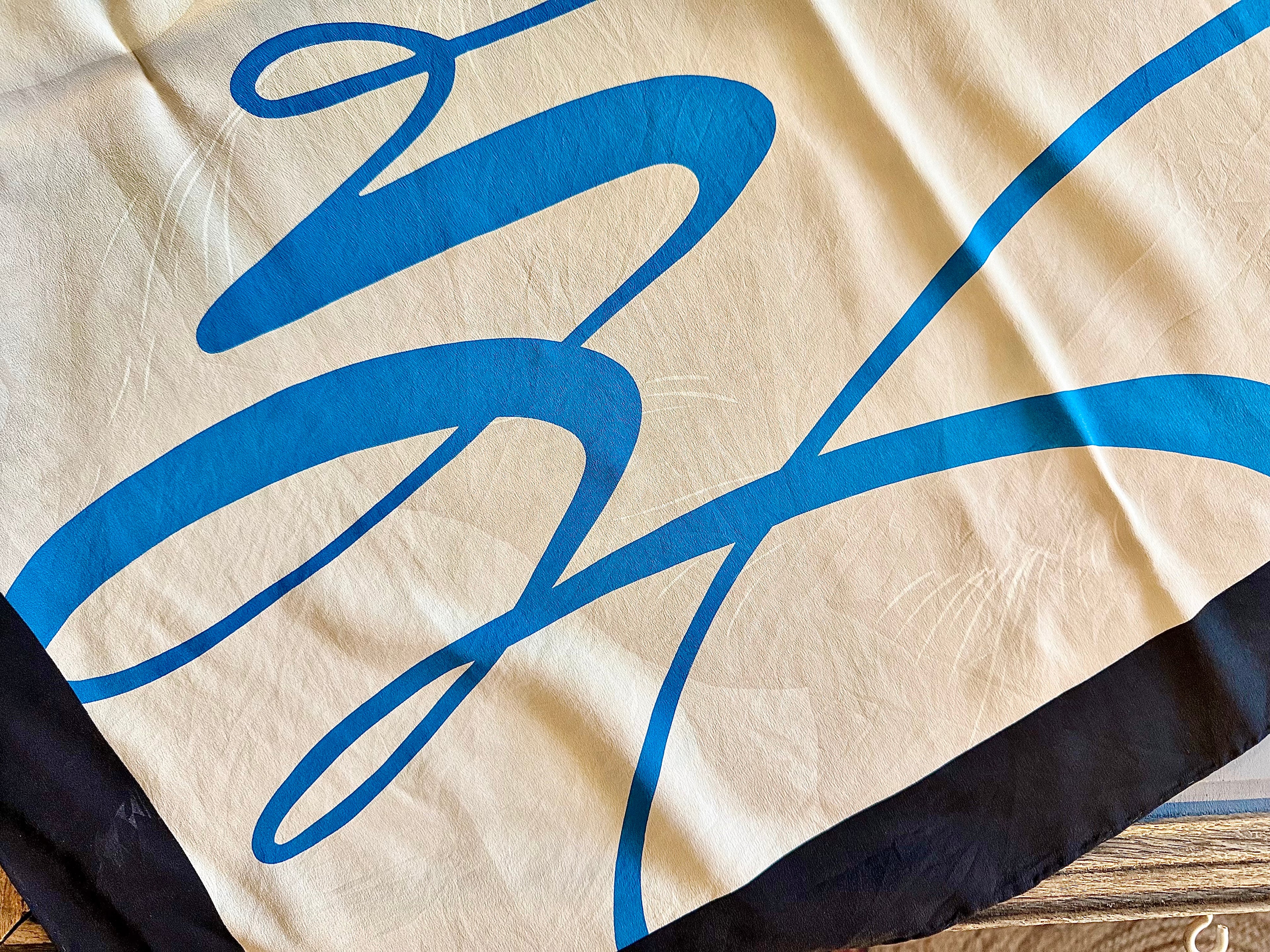 Foulard en soie vintage de Gianfranco Ferre - Le boudoir luxe de Solenn