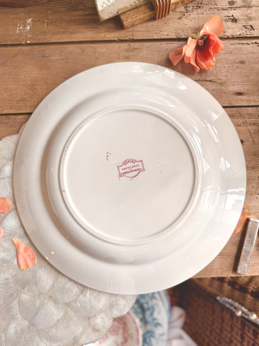 « Favori », grand plat rond (abeille), Sarreguemines