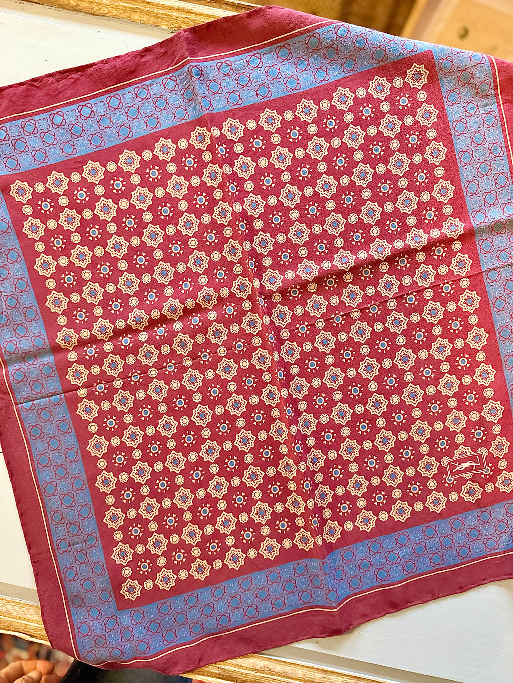 Foulard gavroche Yves Saint Laurent en soie - Le boudoir luxe de Solenn