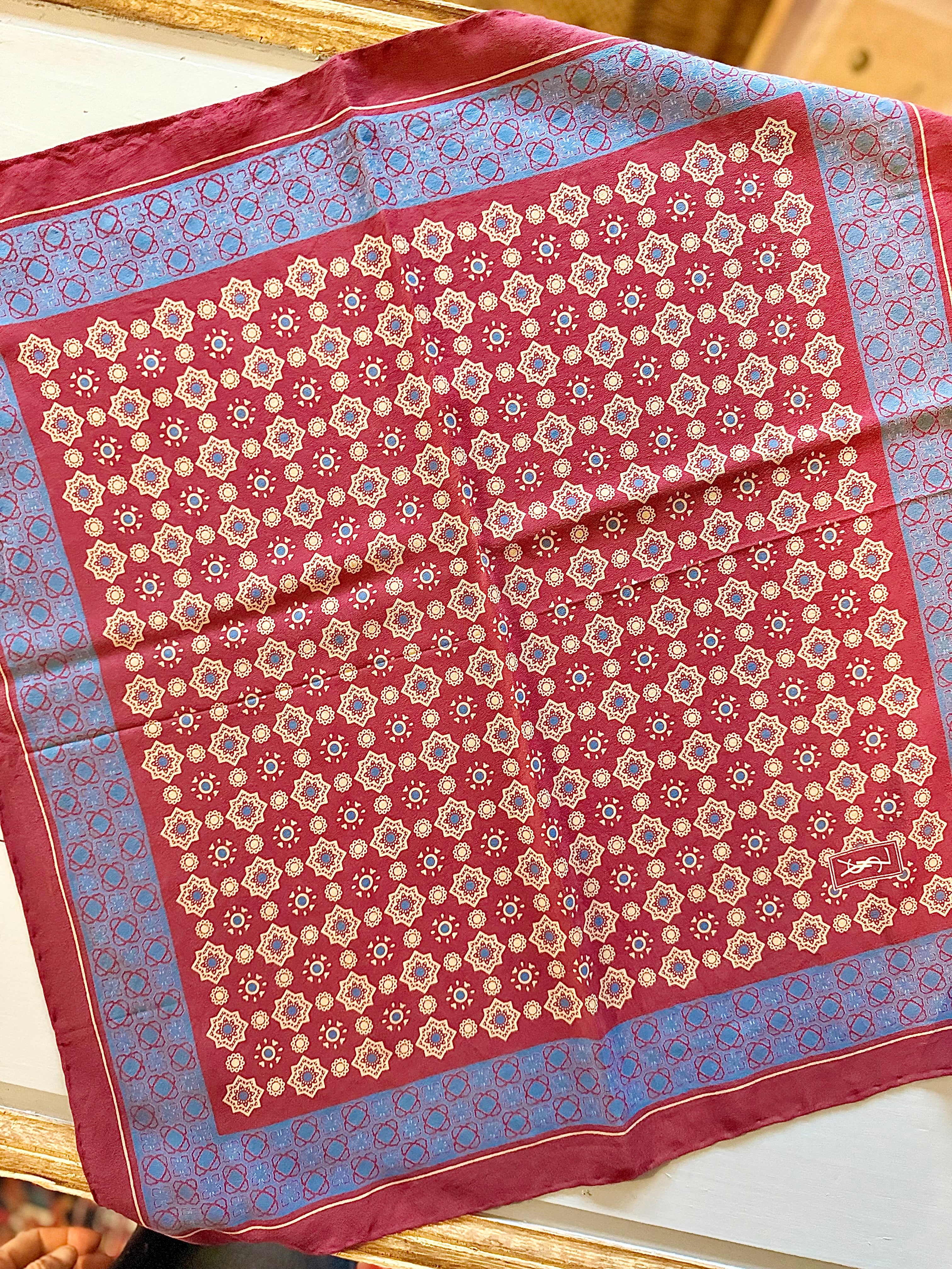 Foulard gavroche Yves Saint Laurent en soie - Le boudoir luxe de Solenn