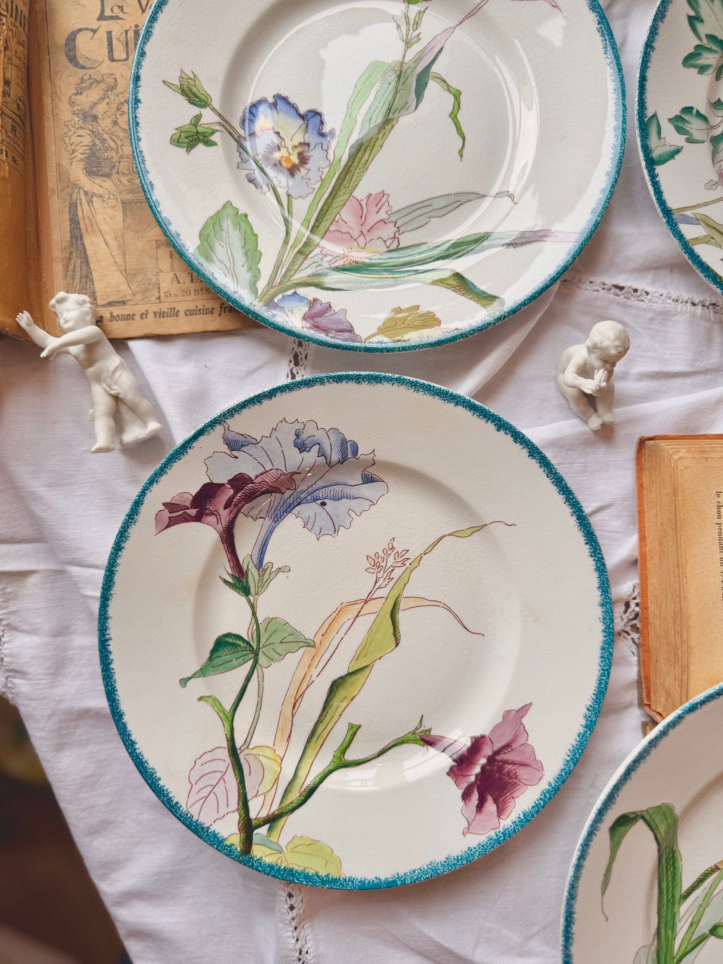 Assiette Sarreguemines trompettes  « Bouquets » 1880-1890.