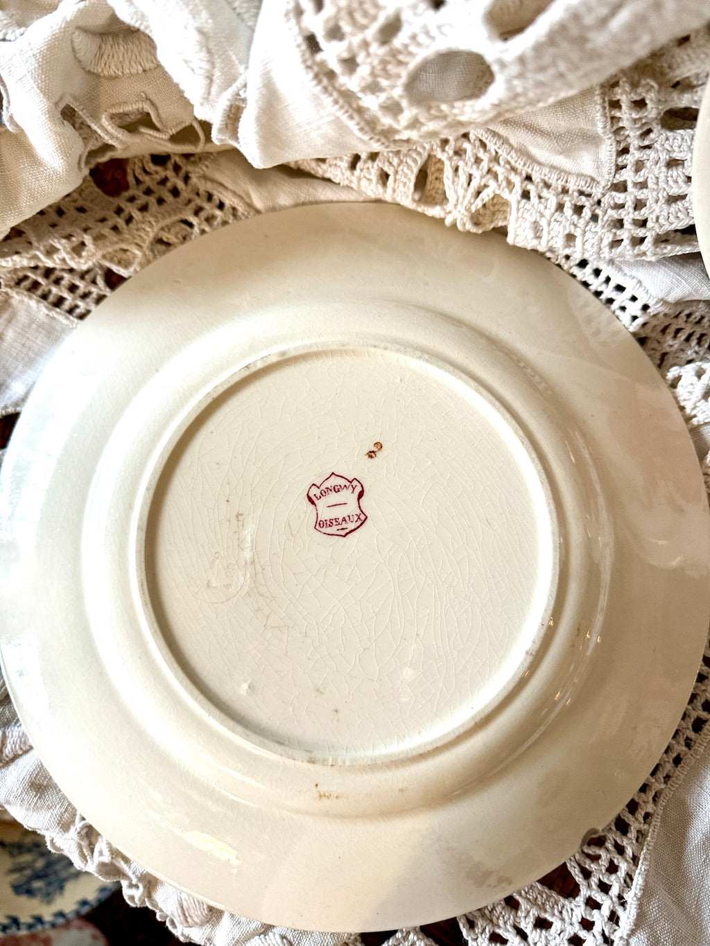 Assiette plate Longwy « oiseaux » en terre de fer - Le boudoir luxe de Solenn