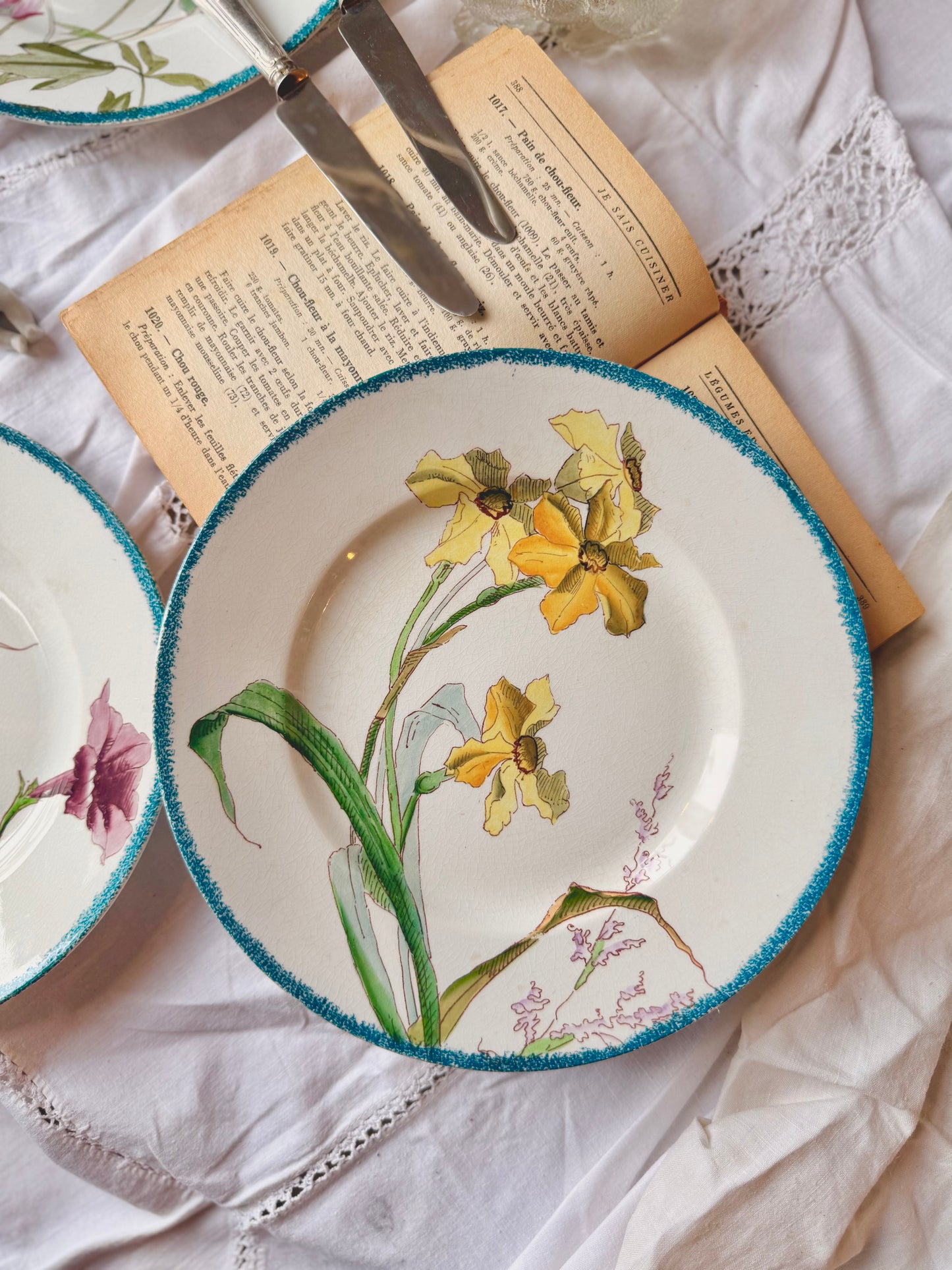 Assiette Sarreguemines narcisses « Bouquets » 1880-1890.