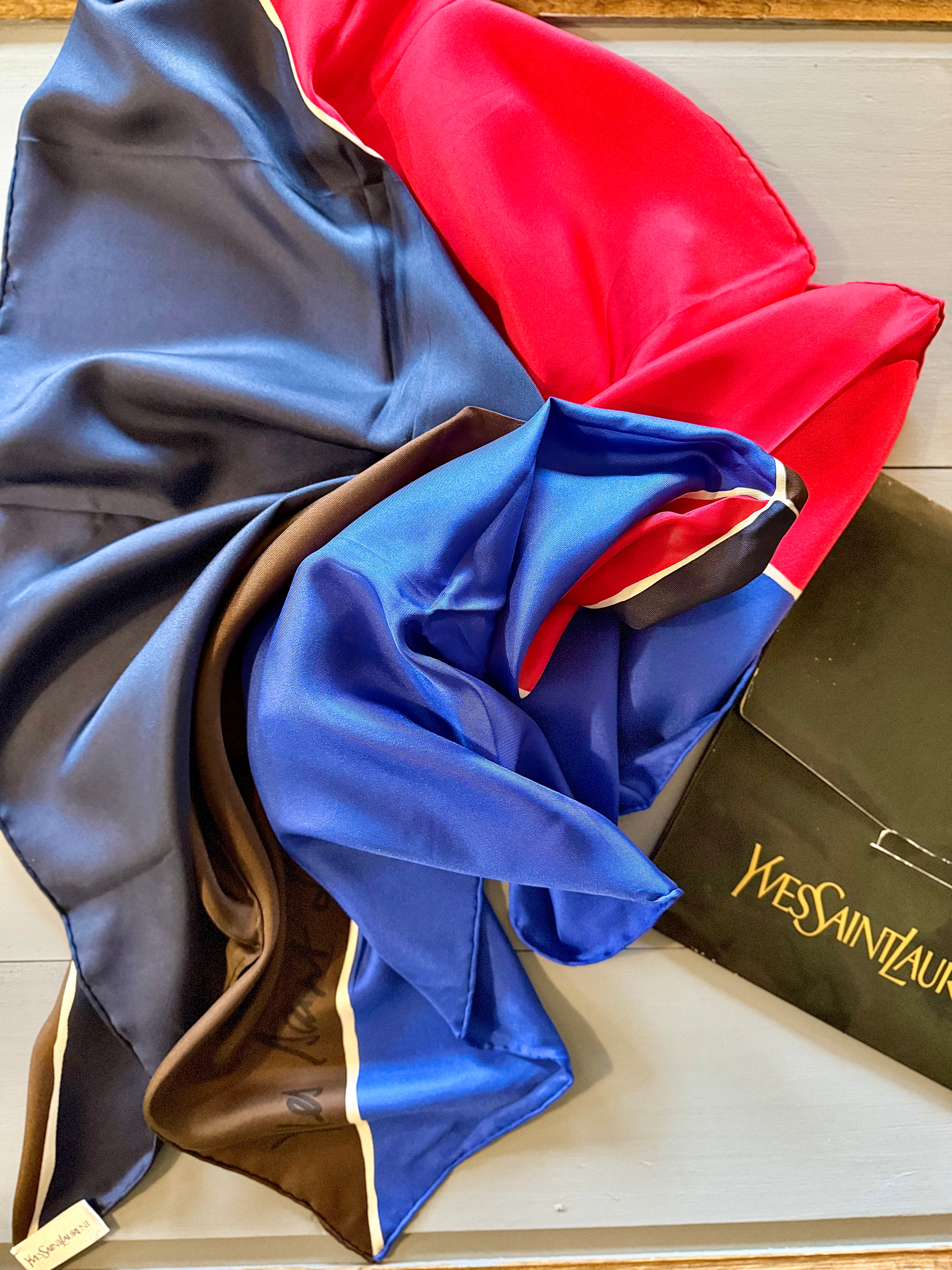 Foulard Yves Saint Laurent en soie - Le boudoir luxe de Solenn