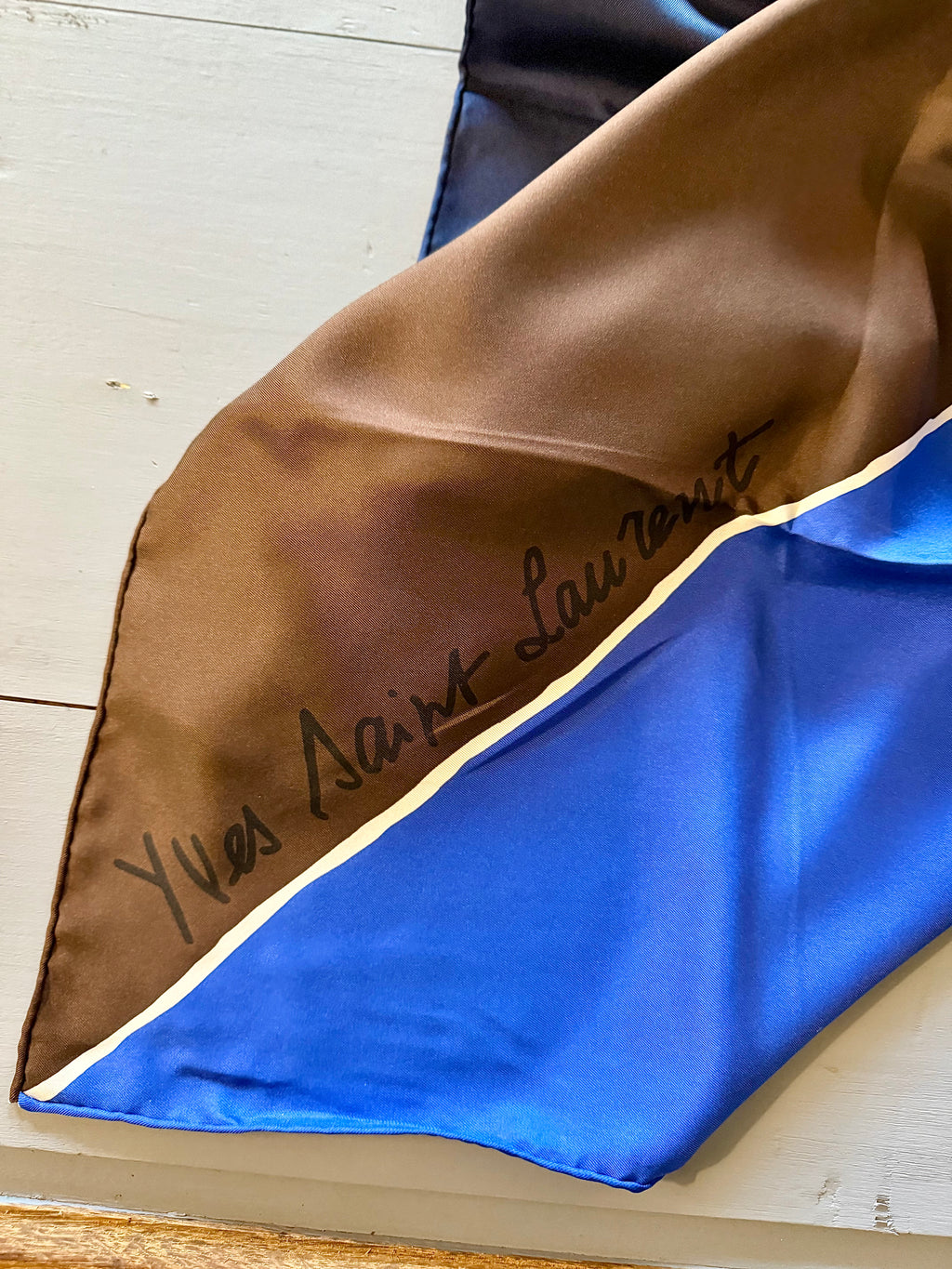 Foulard Yves Saint Laurent en soie - Le boudoir luxe de Solenn
