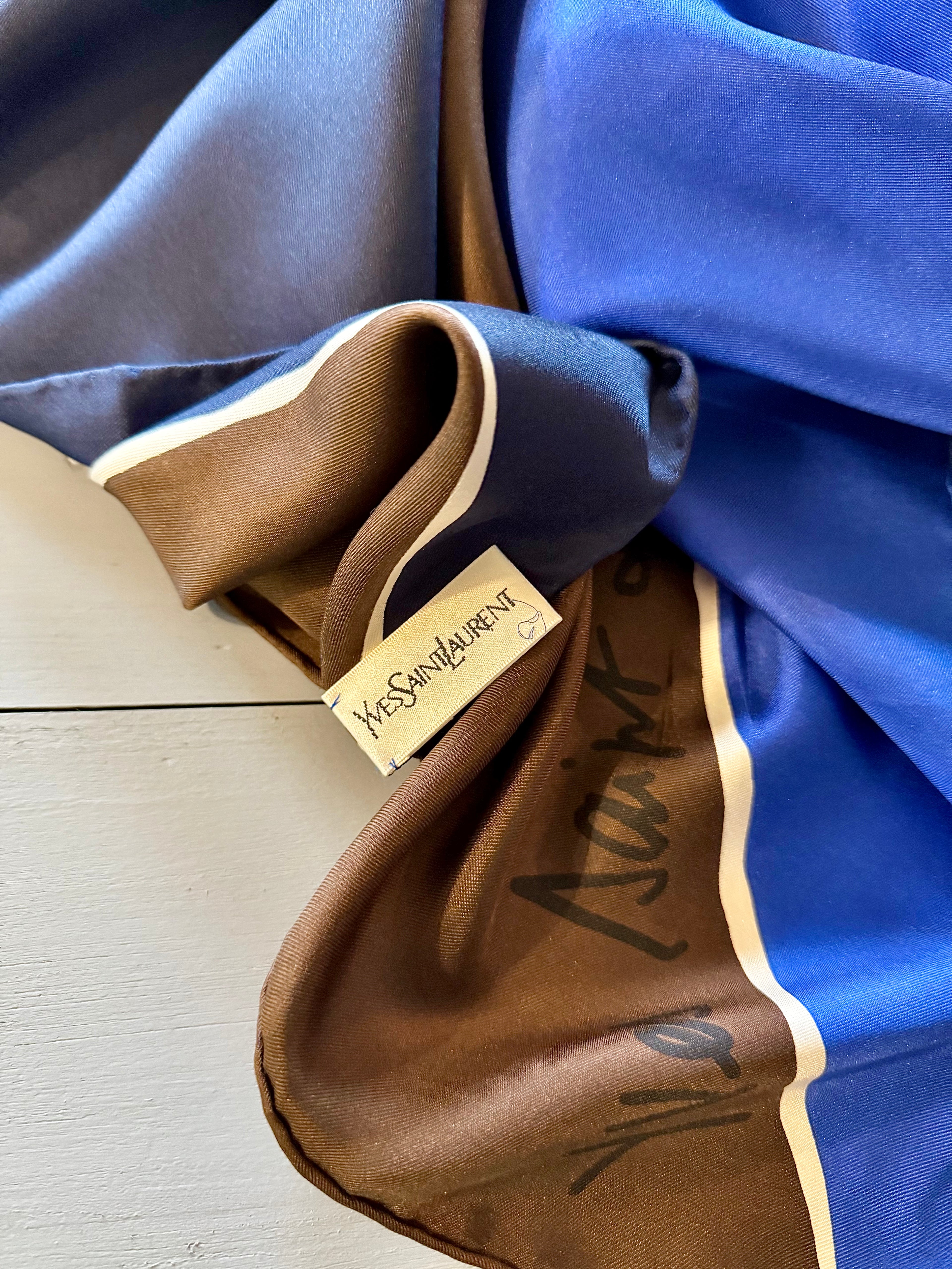 Foulard Yves Saint Laurent en soie - Le boudoir luxe de Solenn