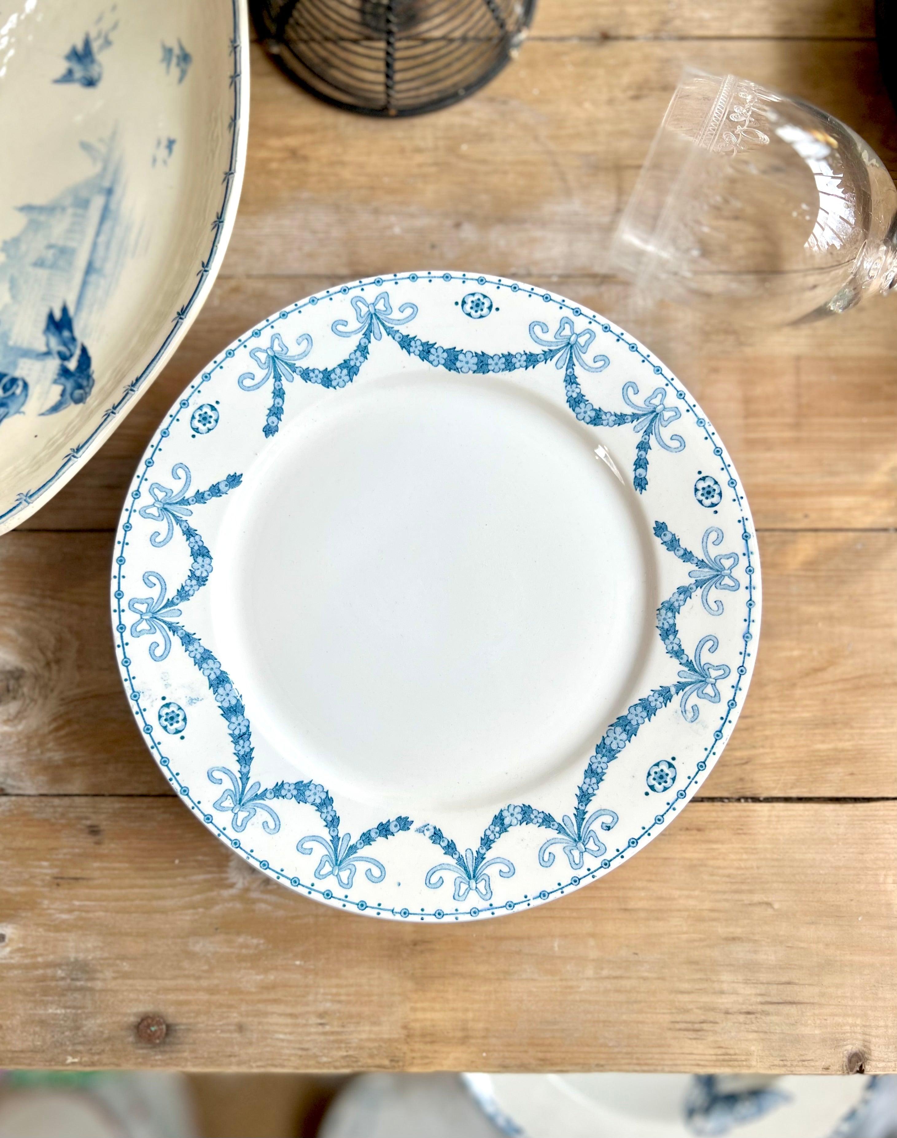 Petites assiettes de Sarreguemines en terre de fer. - Le boudoir luxe de Solenn