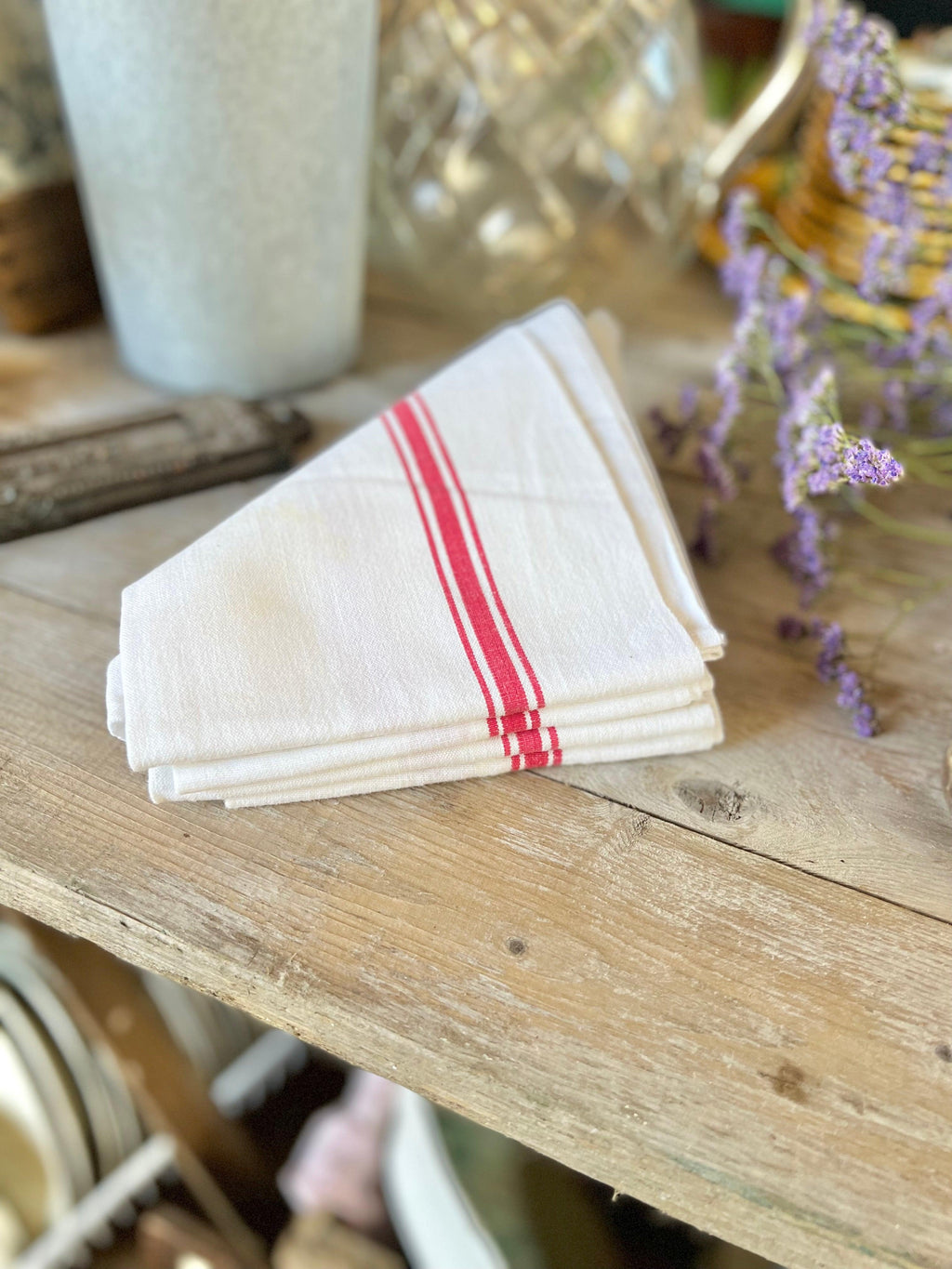 Torchons anciens en lin et coton. motifs rouges. - Le boudoir luxe de Solenn
